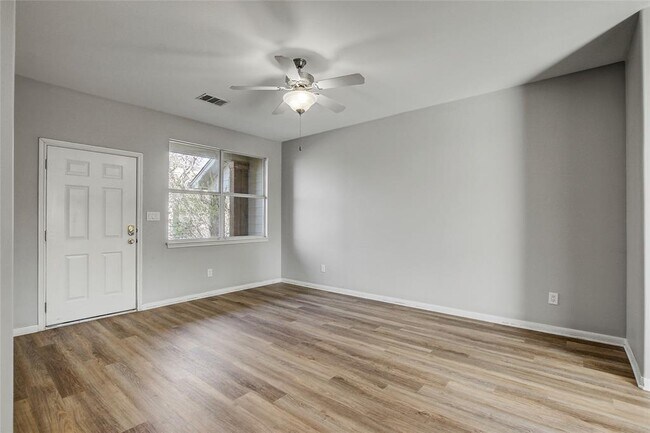 Building Photo - 512 Eberhart Ln