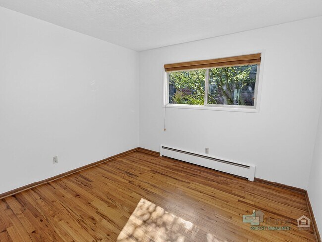Building Photo - 1 Bedroom Condo Near OHSU + Parking