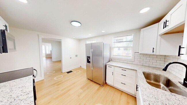 Building Photo - 978 Linwood Ave