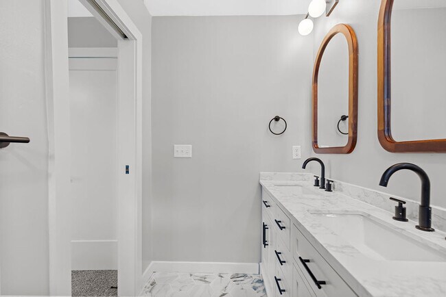 Building Photo - 809 Carson Dr
