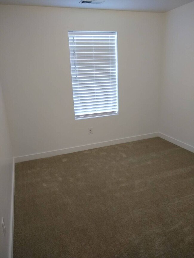 Building Photo - Pet Friendly Gorgeous Row End Townhome w 2...