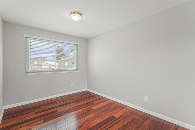 Building Photo - 3 bedroom 2.5 bathroom in Heather Ridge!