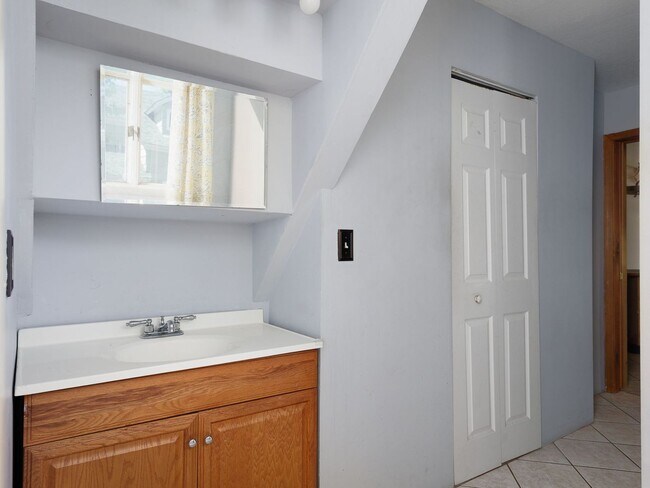 Building Photo - Charming and spacious 4-bedroom, 2 full bath home located in the City of Watertown.