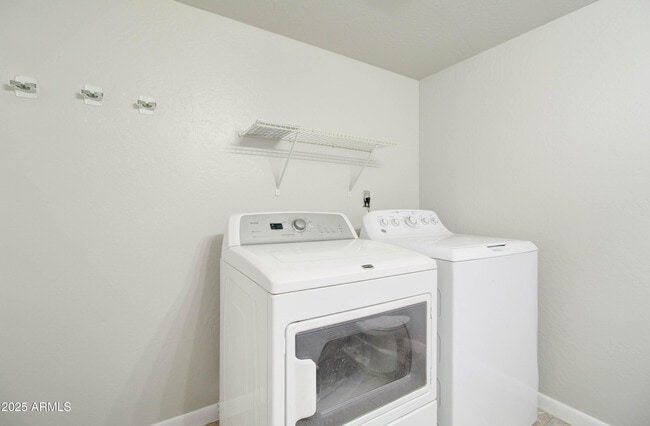 Building Photo - 2311 E Hartford Ave