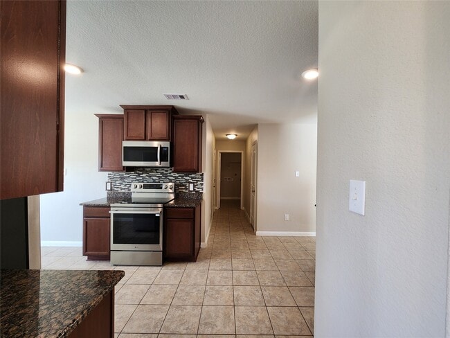 Building Photo - 22527 Cloverland Field Dr