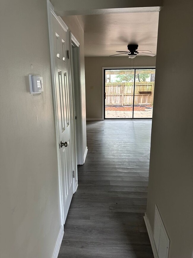 Building Photo - SIGN A LEASE BY 7/18 & GET $100 OFF RENTAL...