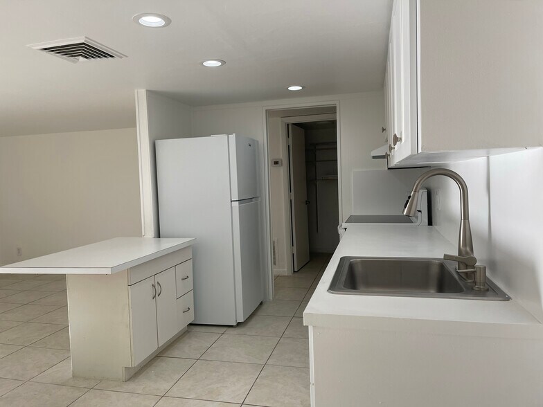 Kitchen sink - 186 NW 4th Ave