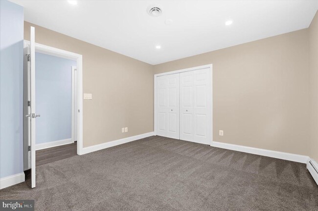 Building Photo - 7643 Paradise Beach Rd