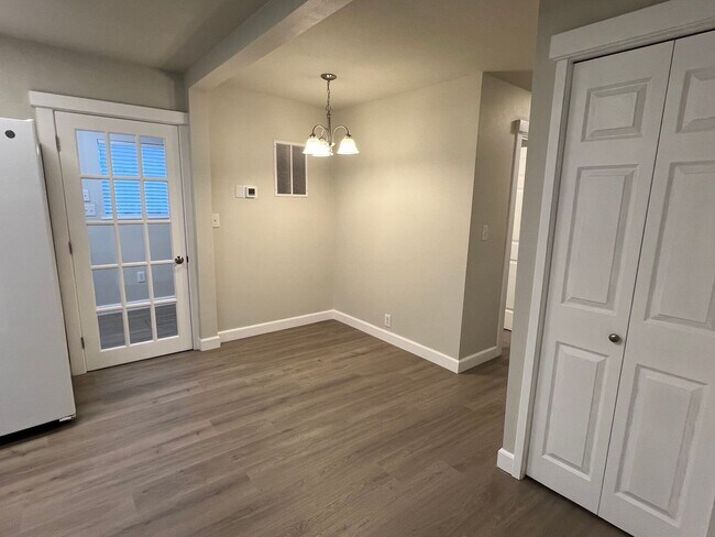 Building Photo - NEWLY REMODELED! 3+ bed, 1.5 bath, a/c, d/...