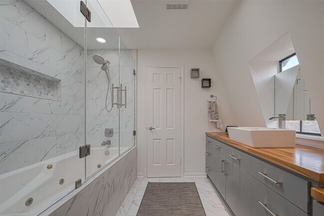 Building Photo - 5368 Brownway St