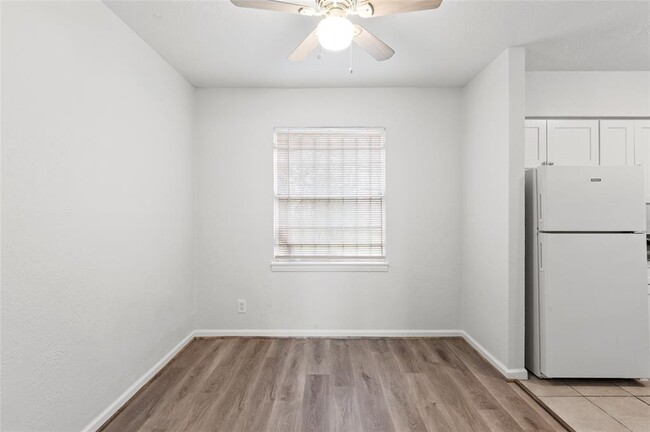 Building Photo - 10602 Rosehaven Dr