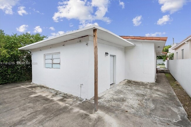 Building Photo - 5726 SW 20th St