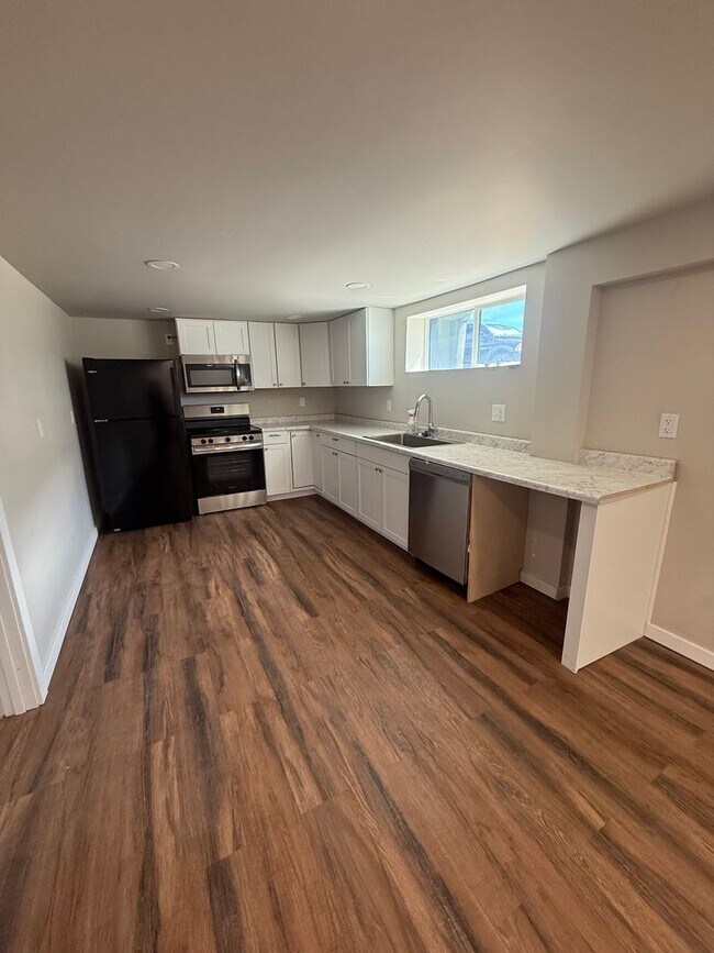 Building Photo - Newly Remodeled Duplex