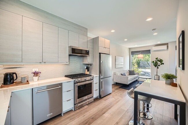 Building Photo - Modern stylings and cutting-edge convenien...