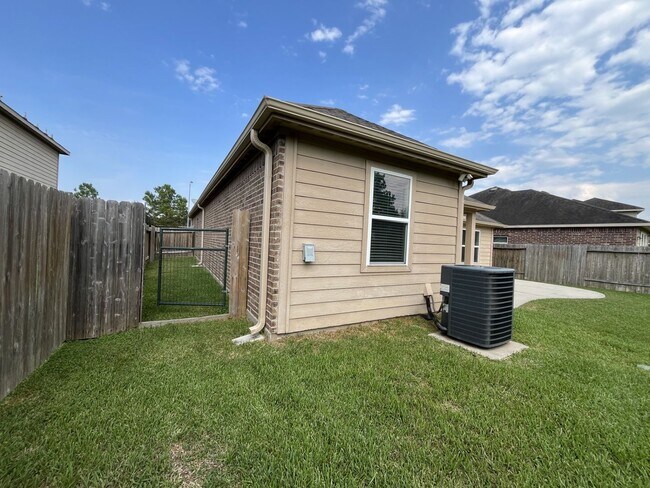 Building Photo - For Lease | 3 Bed, 2 Bath | 1,766 Sq Ft | ...