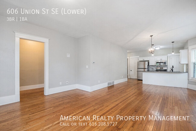 Building Photo - 606 Union Ave NE