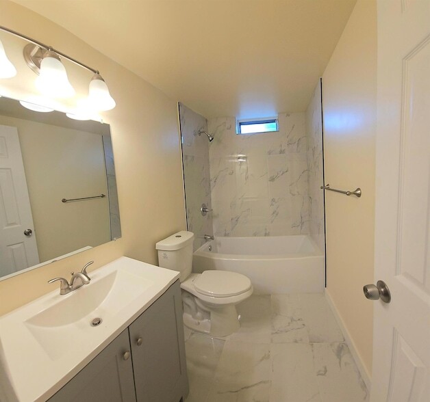 Building Photo - 1501 Crescent Cir