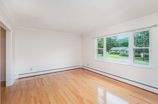 Building Photo - Coming Soon | $2,000/mo | Spacious Split-L...