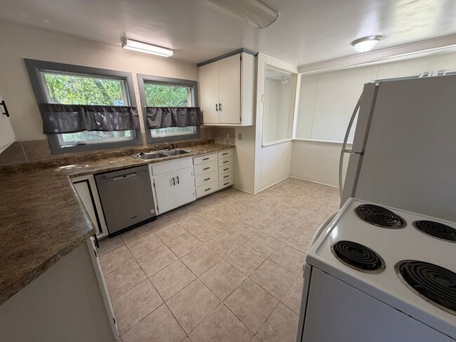 Building Photo - Prime Location 5 Bed, 2 Bath House