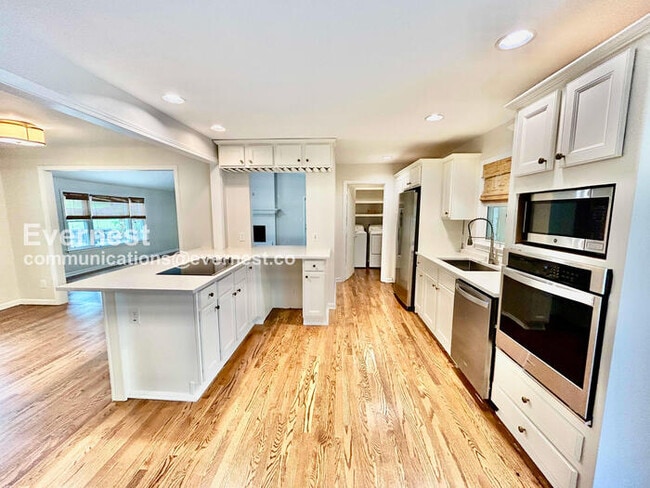 Building Photo - 210 Pinetree Cir