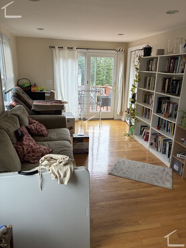 Building Photo - Rent a House in Newton 4bed/2.5 Bath - Parking included!