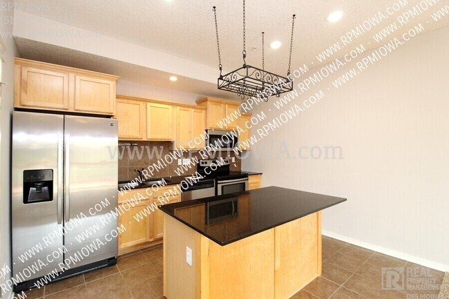 Building Photo - 216 NE Chalet Ln