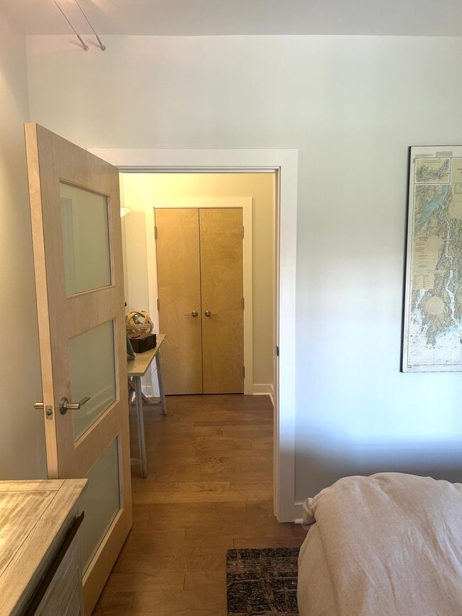 Building Photo - Gorgeous Fully Furnished 2BR/1BA Condo Ava...