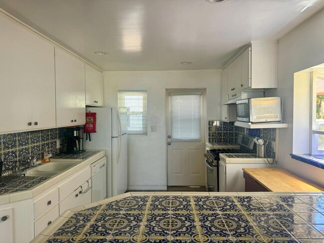 Building Photo - 8151 Camino Del Oro