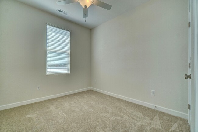Building Photo - 3-Bedroom Townhome w/Attached Garage! Avai...