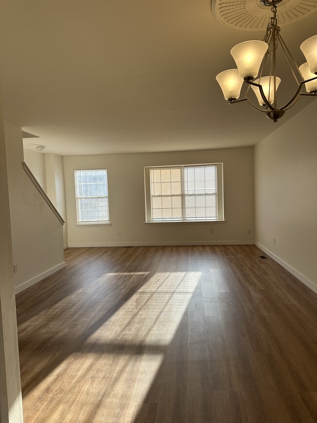 Building Photo - 517 Sally Ln