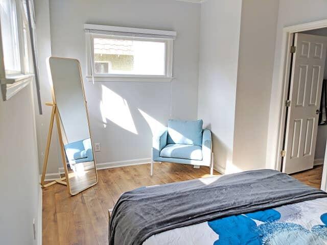 Building Photo - 413 Pine St NE