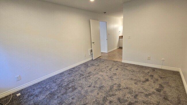 Building Photo - Santa Ana - 1 Bedroom 1 Bath Downstairs Co...