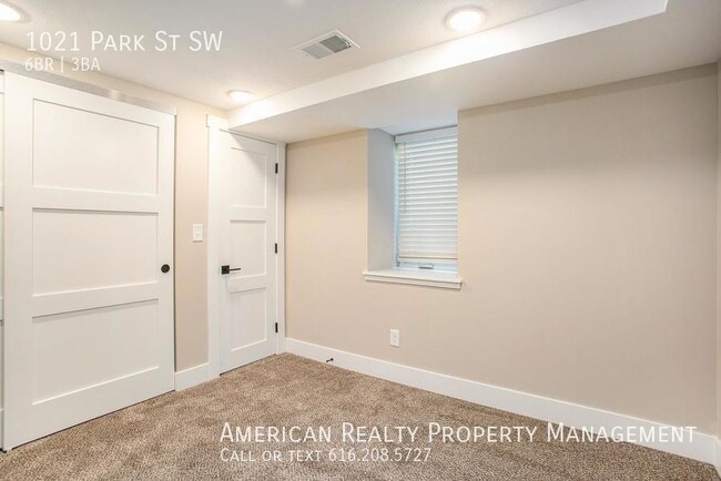 Building Photo - 1021 Park St SW