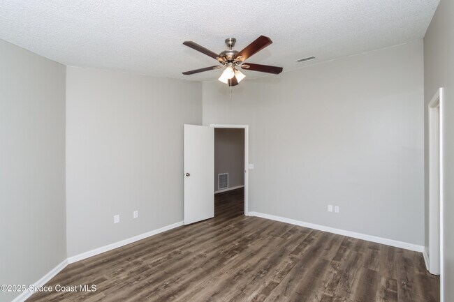 Building Photo - 1228 Sleepy Hollow Ln