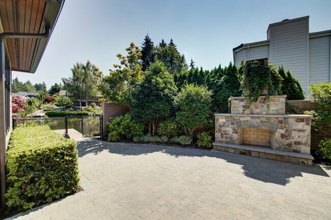 Building Photo - 4Bd+Den/4.5Ba Clyde Hill House