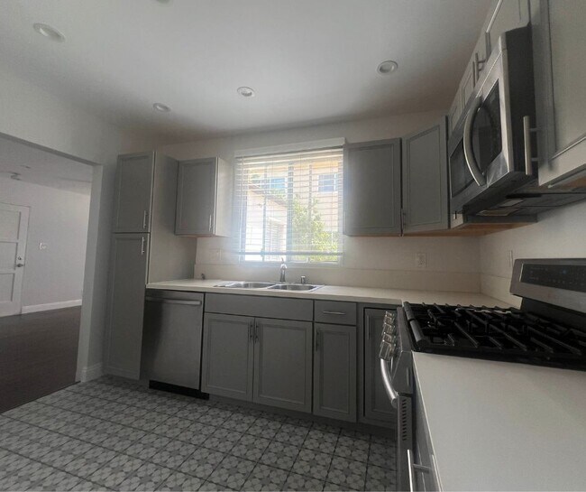 Building Photo - 1028 17th St