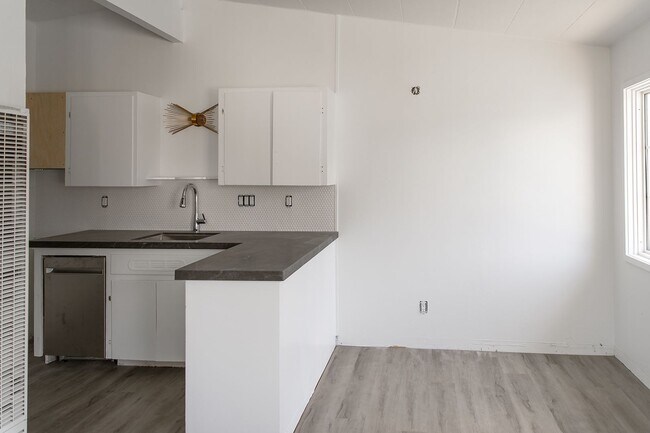 Building Photo - Charming Sunny Pacific Grove Duplex - Available early June