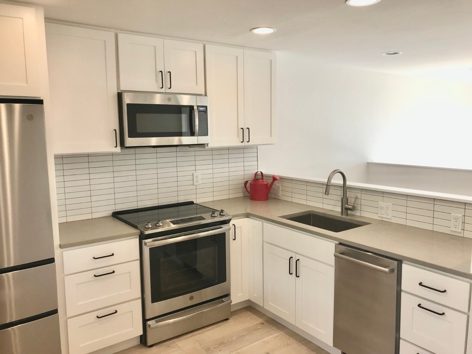 Modern kitchen with high-end appliances - 4253 Palatine Ave N