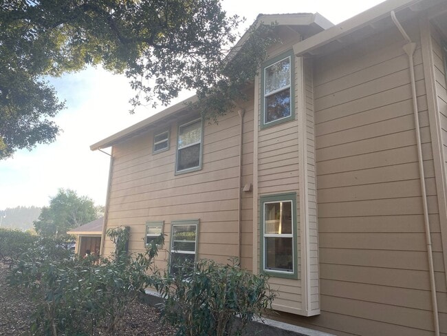 Building Photo - Spacious Ground-Floor 3BD/2BA Condo in Prime Scotts Valley Location