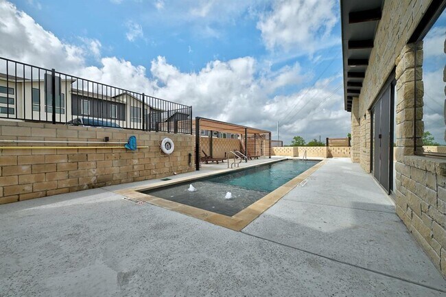 Building Photo - 2050 Lohmans Spur Rd