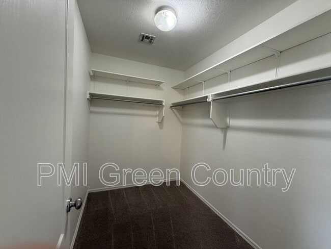 Building Photo - 4040 W 105th St S