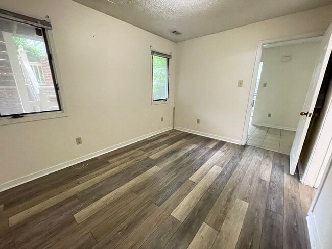 Building Photo - Updated, polished 2br END UNIT in Mill Cre...