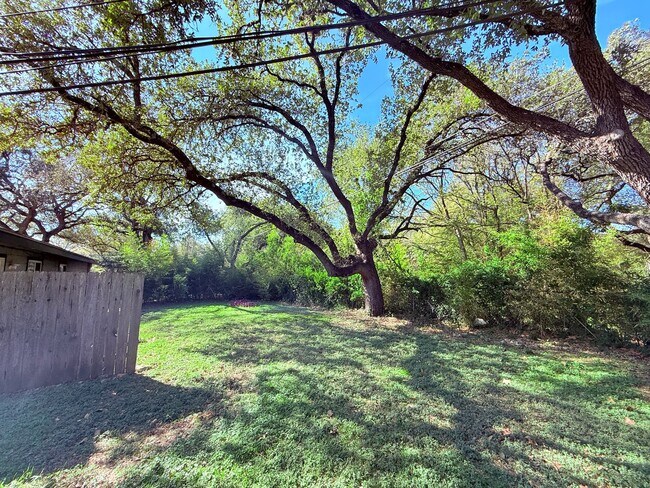 Building Photo - Beaver Trail (914)