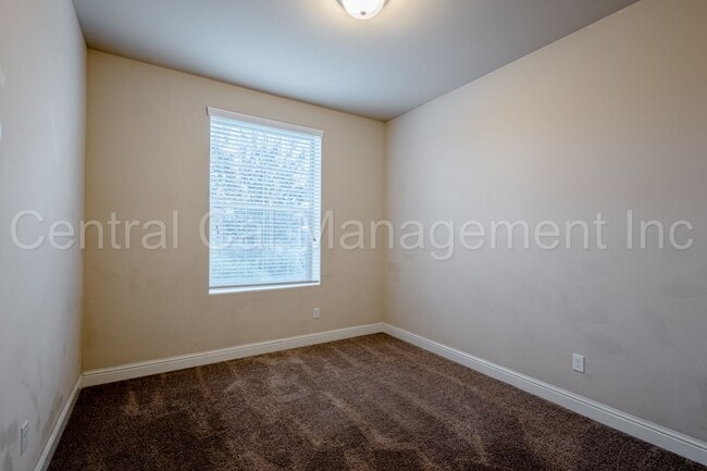 Building Photo - Large 4 Bedroom/2 Bath Home with Solar in Gossamer Grove - $2595 Per Month!