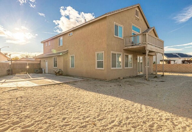 Building Photo - Gorgeous 5 bedroom home with 2 master bedr...