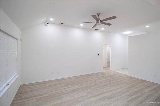 Building Photo - 18 Umbrellabird Ave