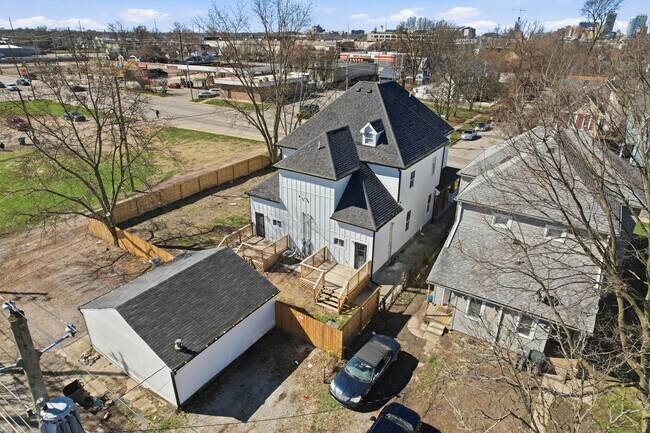 Building Photo - Fully Renovated 4bed, 3bath Home with Fenced In Yard