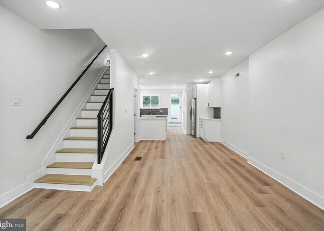 Building Photo - 1513 E Hewson St