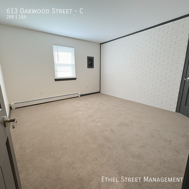 Building Photo - 613 Oakwood St