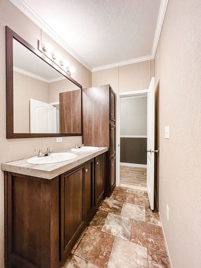Building Photo - LOCATION! 5 mins from Carolina Beach bridg...